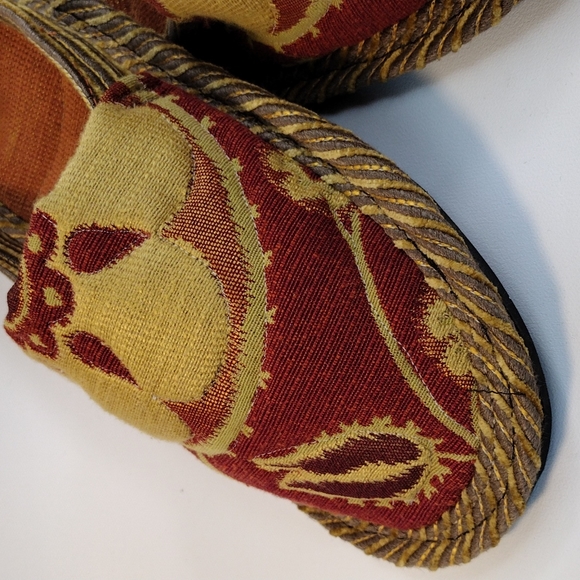 Slippers - Picture 2 of 3